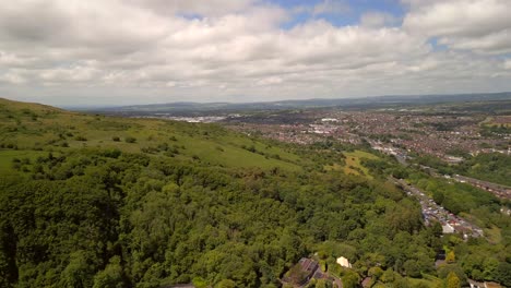 Toma-Aérea-De-Belfas-Desde-La-Perspectiva-De-Cavehill,-Belfast-En-Un-Día-Soleado