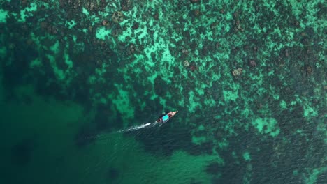 Ein-Longtail-Boot-Liegt-An-Einem-Tropischen-Inselstrand,-Touristen-Laufen-Auf-Dem-Weißen-Sand