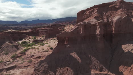 Drohnenflug-In-Der-Nähe-Der-Roten-Felsen-In-Las-Ventanas,-Quebrada-De-Las-Conchas,-Salta,-Argentinien