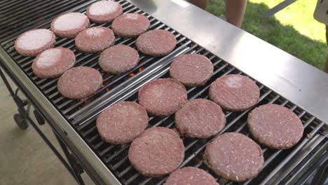 Makroaufnahmen-Von-Auf-Einem-Grill-Gegrilltem-Fleisch,-Die-Die-Brutzelnden,-Rauchigen-Und-Saftigen-Details-Zeigen