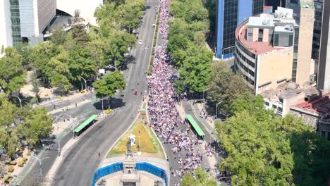 Toma-Aérea-De-La-Manifestación-De-Mujeres-El-8-De-Marzo-En-La-Ciudad-De-México,-Cerca-Del-Senado.