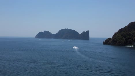 Lanchas-Rápidas-Compitiendo-En-Un-Paraíso-Secreto-Día-Soleado-Con-La-Isla-Phi-Phi-Leh-Al-Fondo