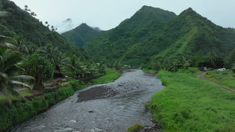 Teahupoo-Fluss-Tahiti-Französisch-Polynesien-Luftdrohne-Berge-Morgen-Grau-Regnet-Nebel-Jahreszeit-Nass-Grün-Gras-Ende-Der-Straße-Punkt-Faremahora-Dorf-Stadt-Gebäude-Insel-Rückwärts-Langsam-