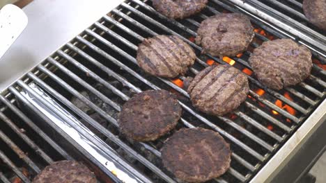 Makroaufnahmen-Von-Auf-Einem-Grill-Gegrilltem-Fleisch,-Die-Die-Brutzelnden,-Rauchigen-Und-Saftigen-Details-Zeigen