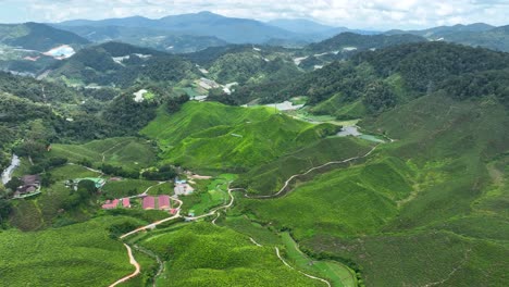 Luftaufnahme,-Erfrischende-Flucht-Vor-Der-Tropischen-Hitze,-Malaysisches-Hochlandziel