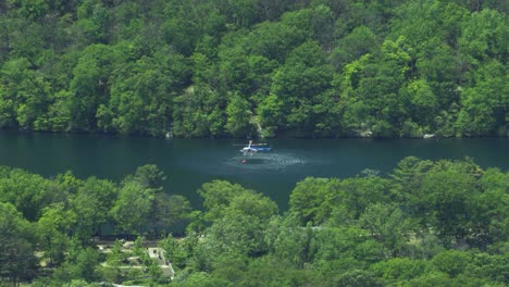 Helicóptero-De-Extinción-De-Incendios-Sacando-Agua-Del-Lago-Al-Cubo