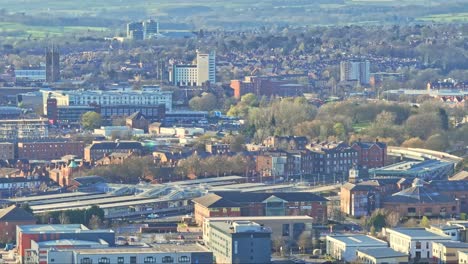 -Toma-Aérea-De-Casas-Suburbanas-Y-Calles-En-Derby-City,-Reino-Unido