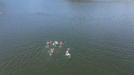 Flug-Im-Stausee-Von-Burguillo,-Wo-Ein-Ausdauerschwimmen-Durchgeführt-Wird,-Wir-Sehen-Die-Teilnehmenden-Schwimmer-Und-Entdecken-Mit-Einer-Höhenkamera-Die-Spektakuläre-Umgebung