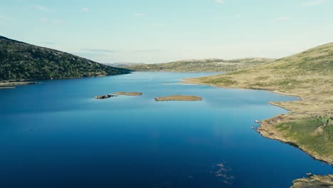 Paisaje-Tranquilo-Del-Lago-Gurben-En-Noruega---Disparo-Aéreo-De-Drones