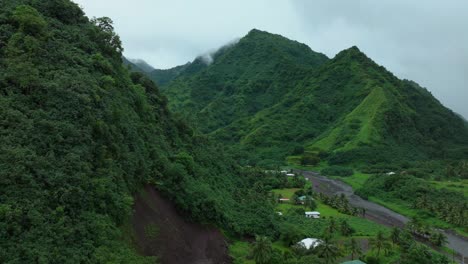 Regnerisch-Berge-Teahupoo-Tahiti-Französisch-Polynesien-Luftdrohne-Nebel-Morgen-Grau-Regenzeit-Nass-Grün-Gras-Ende-Der-Straße-Punkt-Faremahora-Dorf-Stadt-Gebäude-Insel-Kreis-Rechts