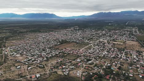 Luftaufnahme-Mit-Einer-Drohne,-Die-Rückwärts-über-Die-Stadt-Cafayate-In-Salta,-Argentinien-Fliegt