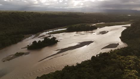 Drohnenaufnahmen-Des-Pastaza-Flusses-Im-Ecuadorianischen-Amazonasgebiet-In-Der-Abenddämmerung