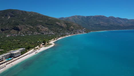 Paradiesischer-Strand-Mit-Weißem-Sand-Und-Azurblauem-Ionischen-Meer:-Touristenziel-Im-Sommer-An-Der-Albanischen-Riviera