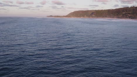 Ein-Ruhiger-Blick-Auf-Die-Nordküste-Von-Hawaii,-Der-Den-Weiten-Ozean-Und-Die-Küstenlandschaft-Bei-Einem-Friedlichen-Sonnenuntergang-Zeigt
