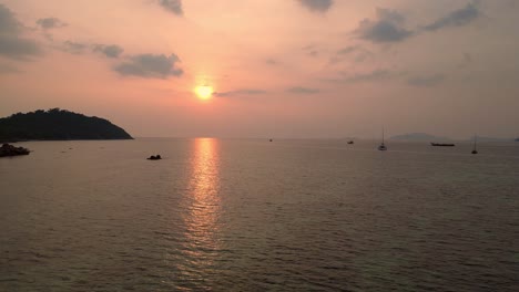 Playa-Tropical-Con-Tradicionales-Embarcaciones-De-Cola-Larga-Al-Atardecer-En-Koh-Lipe,-Creando-Una-Atmósfera-Serena-Y-Pintoresca