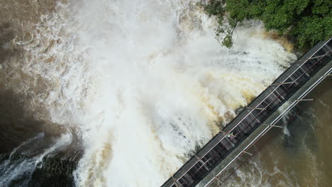 Vista-Aérea-Del-Puente-Peatonal-Sobre-La-Pintoresca-Cascada,-Mena-Creek-Falls,-Queensland,-Australia