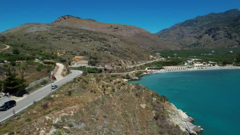 Destino-Turístico-De-Verano-En-La-Costa-Jónica-De-Agua-De-Mar-Azul-De-Albania,-Playa-Tranquila-Con-Arena-Blanca-Para-Escapadas-Relajantes