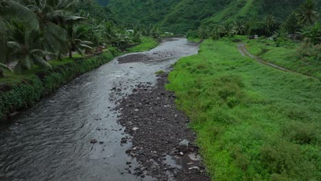 Teahupoo-Tahiti-Französisch-Polynesien-Luftdrohne-Berge-Fluss-Morgen-Grau-Regnet-Nebel-Jahreszeit-Nass-Grün-Gras-Feldweg-Palmen-Punkt-Faremahora-Dorf-Stadt-Gebäude-Insel-Vorwärts-Schwenken-Nach-Oben