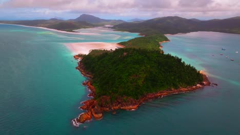 Islas-Whitsundays-Bahía-De-Lengua-Extremo-Norte-Colina-Entrada-Mirador-Playa-De-Whitehaven-Antena-Drone-Pintoresco-Arrecife-De-Arena-Parque-Nacional-Australiano-Escénico-Vuelo-Vista-Soleado-Nubes-Conmovedor-Verano-Círculo-Izquierda-Movimiento