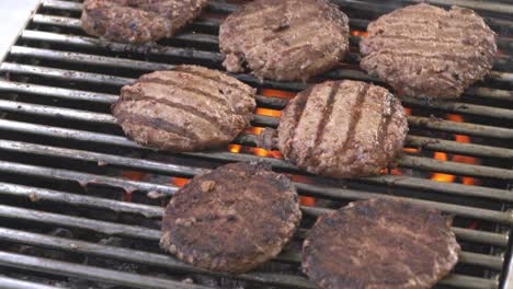 Makroaufnahmen-Von-Auf-Einem-Grill-Gegrilltem-Fleisch,-Die-Die-Brutzelnden,-Rauchigen-Und-Saftigen-Details-Zeigen