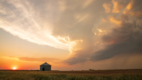 Zwei-Niederschlagsarme-Superzellen-Ziehen-Durch-Die-Weizenfelder-Im-Südwesten-Nebraskas