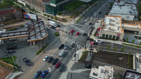 Toma-Aérea-Inclinada-De-La-Concurrida-Calle-Principal-Del-Centro-De-Atlanta-Con-El-Hospital-Piedmont-Reflejado