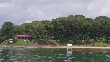 Aufnahmen-Einer-Fähre,-Die-Tagsüber-Die-St.-John&#39;s-Island-In-Singapur-Verlässt