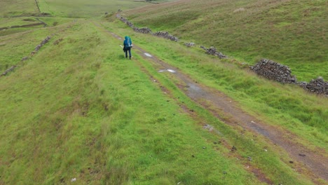 Vista-Posterior-De-Un-Mochilero-Caminando-Por-El-Parque-Nacional-Peak-District-En-Inglaterra-En-Un-Día-Lluvioso