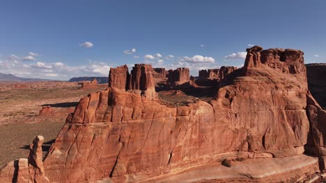 Vista-Aérea-Del-Paisaje-Desértico-De-Utah-Con-Impresionantes-Formaciones-Rocosas-Rojas,-Que-Capturan-La-Esencia-De-La-Belleza-Natural-Y-La-Naturaleza-Escarpada.