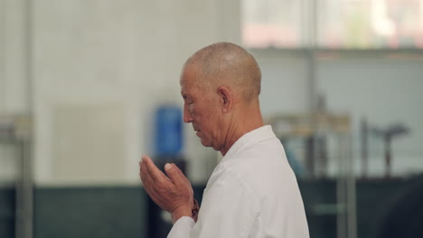 Retrato-De-Un-Hombre-De-Oración-árabe-Meditando-Dentro-De-Una-Mezquita