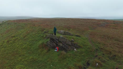 Rotierende-Drohnenansicht-Eines-Alleinstehenden-Touristen,-Der-Die-Wunderschöne-Landschaft-Des-Five-Stones-District-In-England-Beobachtet