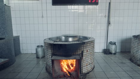 Chefs-Uzbecos-Cocinando-Comida-Tradicional-En-Un-Restaurante-Con-Hornos-De-Leña.