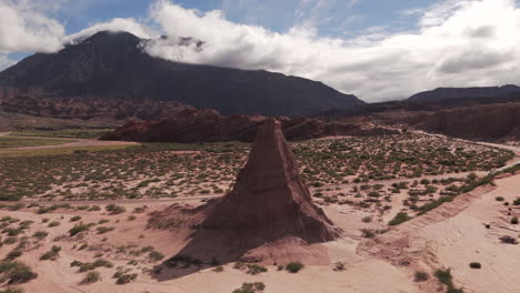 Drohnenaufnahmen-Des-Natürlichen-Obelisken-In-Der-Quebrada-De-Las-Conchas,-Salta,-Argentinien,-Ein-Berg-Am-Horizont-Und-Wolken