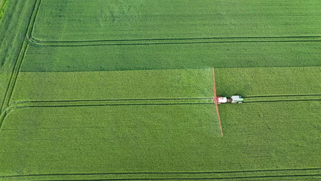 Luftaufnahme-Eines-Agrarflugzeugs,-Das-Ein-Feld-Besprüht