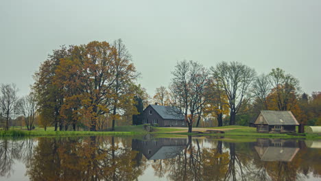 Häuser-Am-Seeufer-Vom-Spätherbst-Bis-Zur-Wintersaison