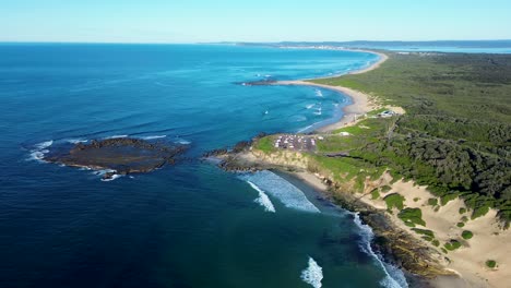 Soldados-Playa-Paisaje-Drone-Aéreo-A-Través-De-Norah-Head-Ciudad-Suburbios-Playas-Arenosas-Promontorio-Rocoso-Océano-Costa-Central-Turismo-Viajes-Australia