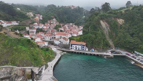 Aufsteigende-Drohne,-Luftaufnahme-Von-Cudillero,-Asturien,-Fischerdorf-Im-Norden-Spaniens