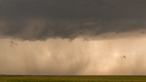 Las-Tormentas-Se-Mueven-A-Través-De-Las-Llanuras-De-Colorado-Dejando-Caer-Muchos-Relámpagos-Y-Lluvia.