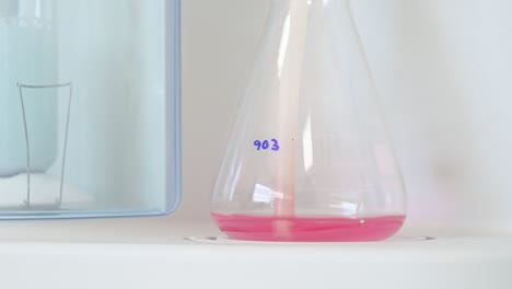 Kolbenbehälter-Mit-Rosa-Flüssigkeit,-Die-In-Einem-Labor-Für-Chemische-Tests-Blasen-Bildet