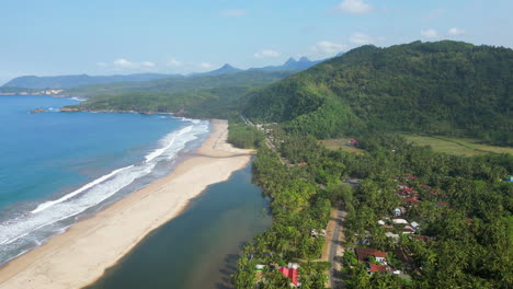 Ruhige-Indonesische-Küste-Und-Dorf-Von-Oben-Pantai-Soge-In-Zentraljava