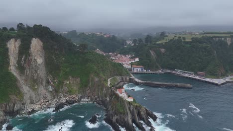 Zurückziehen-Der-Drohne-Aus-Der-Luft,-Rückwärtsansicht,-Cudillero,-Asturien,-Nordspanien,-Drohne,-Luftaufnahme