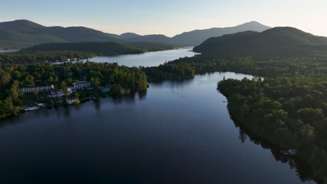 Vista-Aérea-Inversa-Del-Lago-Mirror-Y-Lake-Placid-En-El-Norte-Del-Estado-De-Nueva-York