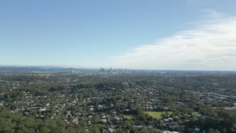 Brisbane-City-In-Der-Ferne,-Während-Eine-Drohne-über-Mount-Gravatt,-Australien,-Aufsteigt