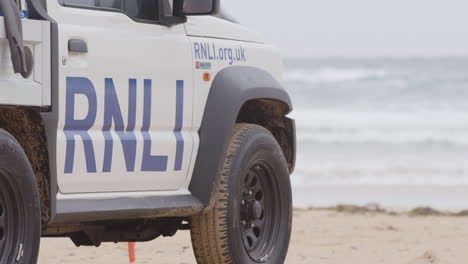 Teleaufnahme-Eines-Rettungsschwimmer-Strandpatrouillenwagens-Der-RNLI-Mit-Blick-Auf-Den-Ozean