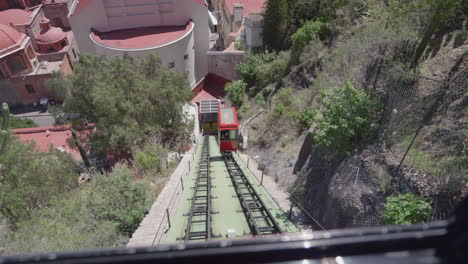Guanajuato-Funicular-car-descending-on-tracks,-view-from-car-ascending-railway