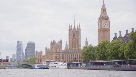 View-from-River-Thames-of-Palace-of-Westminster-and-iconic-Big-Ben,-zoom-in