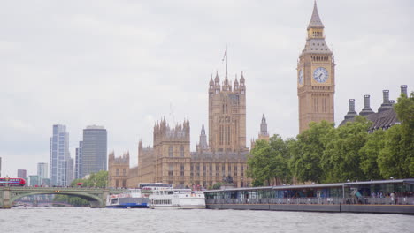 Blick-Von-Der-Themse-Auf-Den-Palace-Of-Westminster-Und-Den-Berühmten-Big-Ben,-Heranzoomen