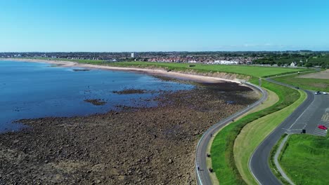 Luftaufnahme-Des-Naturschutzgebietes-Feuchtgebiete-Und-Strand-Bei-Ebbe-In-Whitley-Bay,-Großbritannien