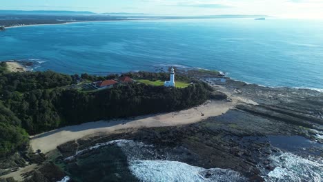 Landschaft-Von-Norah-Head-Leuchtturm-Gebäude-Leuchtfeuer-Küste-Felsigen-Landzunge-Hügel-Der-Zentralen-Küste-Reisen-Tourismus-Urlaub-Noraville-Toukley-Bay-Point-Australien