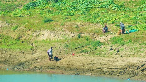 Sylhet,-Bangladesh---Los-Agricultores-Están-Utilizando-Una-Bomba-De-Agua-Motorizada-Para-Regar-Sus-Campos-Desde-El-Río---Toma-Estática